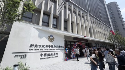 三重玫瑰立體停車場採多目標使用，整合市民活動中心及警察局三重分局中興橋派出所，兼顧停車、社區活動及治安需求。