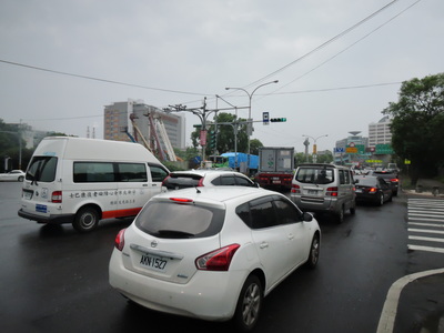龜山文化一路受到道路拓寬工程加上交通號誌時相問題，車輛大排長龍。