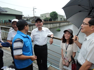 新北市長侯友宜今（25日）指示交通局專業評估鴨母港溝周邊停車問題。