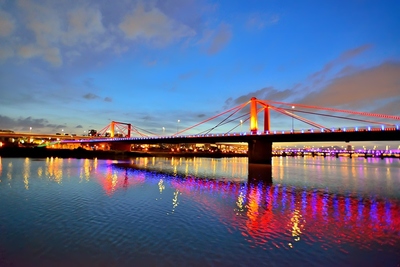 夜遊航班河上橋梁景色。
