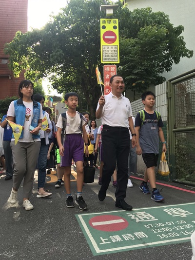 侯市長與學童一同步行通學巷