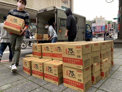 交通局並透過交通部向臺酒公司購買6000瓶600ml的75%防疫酒精