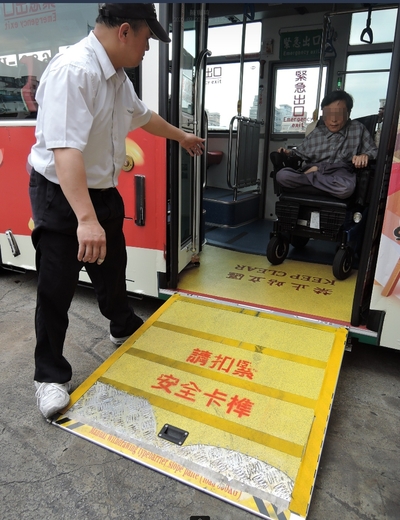 身障乘客所乘電動代步車是可利用公車斜坡板上下車，駕駛員應主動協助乘車