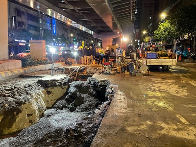 板橋區民生路、中山路口的地下自來水管於元旦當天上午發生破裂，進行交通管制
