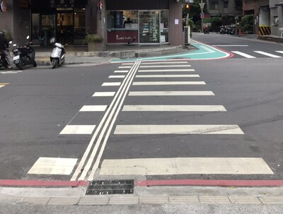 交通局於中和區捷運永安市場站至國立台灣圖書館的路口推出「導盲行穿線」