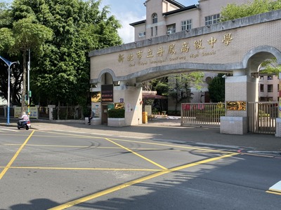 丹鳳高中人行道開放機慢車停車