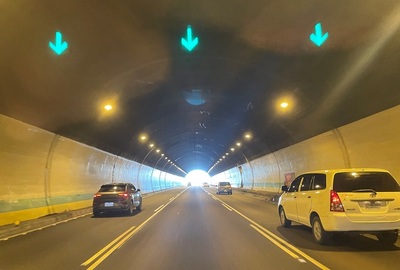 汽車行經隧道請開頭燈