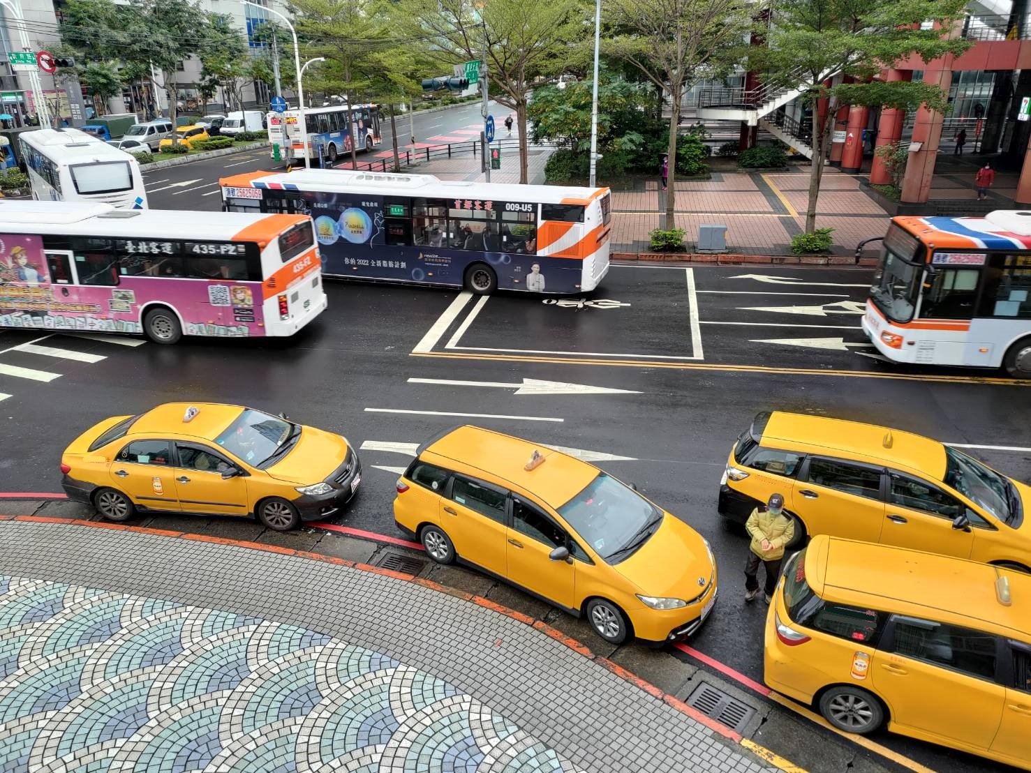 板橋車站西門計程車招呼站經常有排班計程車紅線違停情形