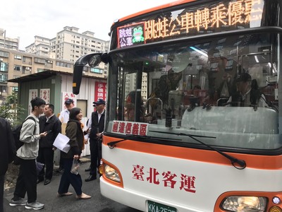 跳蛙公車ＡＰＰ為全國首創讓民眾可以客製化公車路線及預約座位，民眾滿意度高達87.4%。
