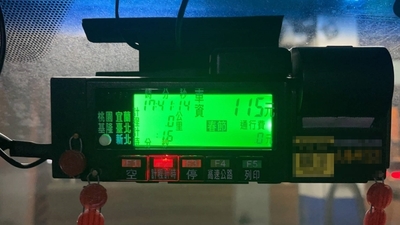 計程車計費表螢幕有顯示春節字樣，請乘客依跳表金額付車資