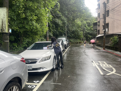 汐止區招商街路邊停車格夾單宣導