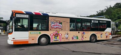 行經新北歡樂耶誕城公車(車身貼紙)