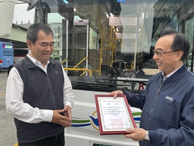 交通局副局長曾招雄(右)今天頒發獎金、獎狀,感謝駕駛長劉信男在關鍵時刻挺身而出。