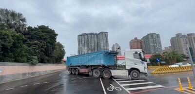 15噸以上大貨車應由濱海匝道進出淡江大橋.jpg