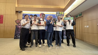 交通局副局長曾招雄率隊獻獎,與市長侯友宜及全體市民共享榮耀